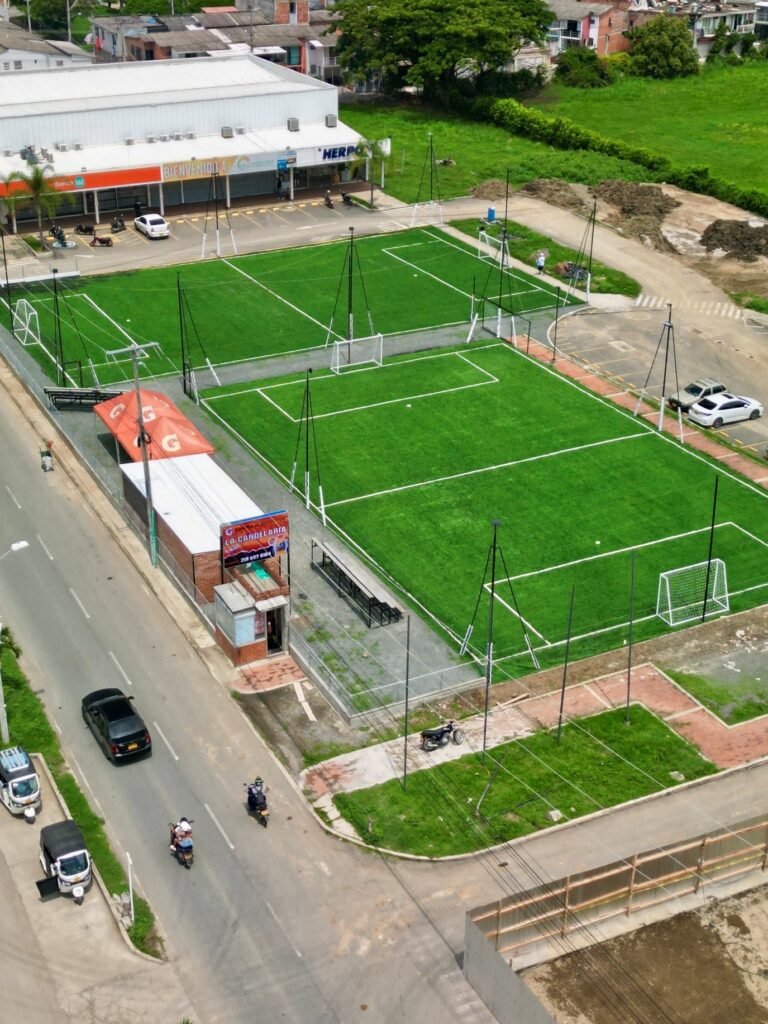 Instalación de césped artificial para campos de fútbol