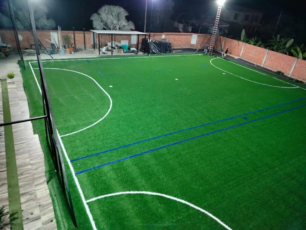 Instalación profesional de césped sintético en Colombia
