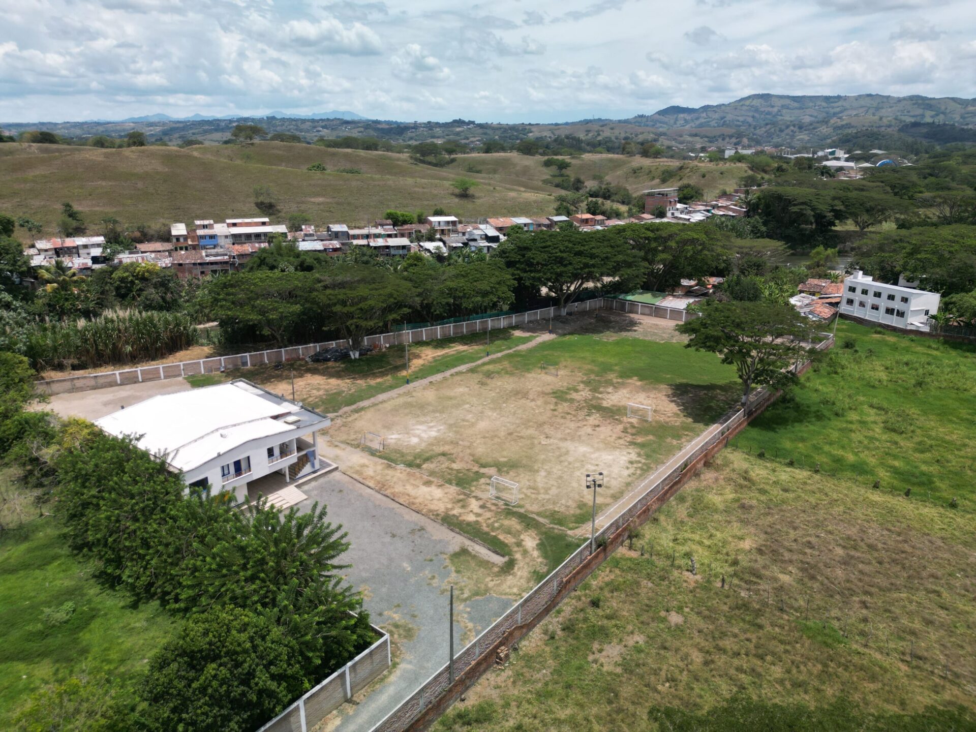 Antes - terreno sin césped sintético