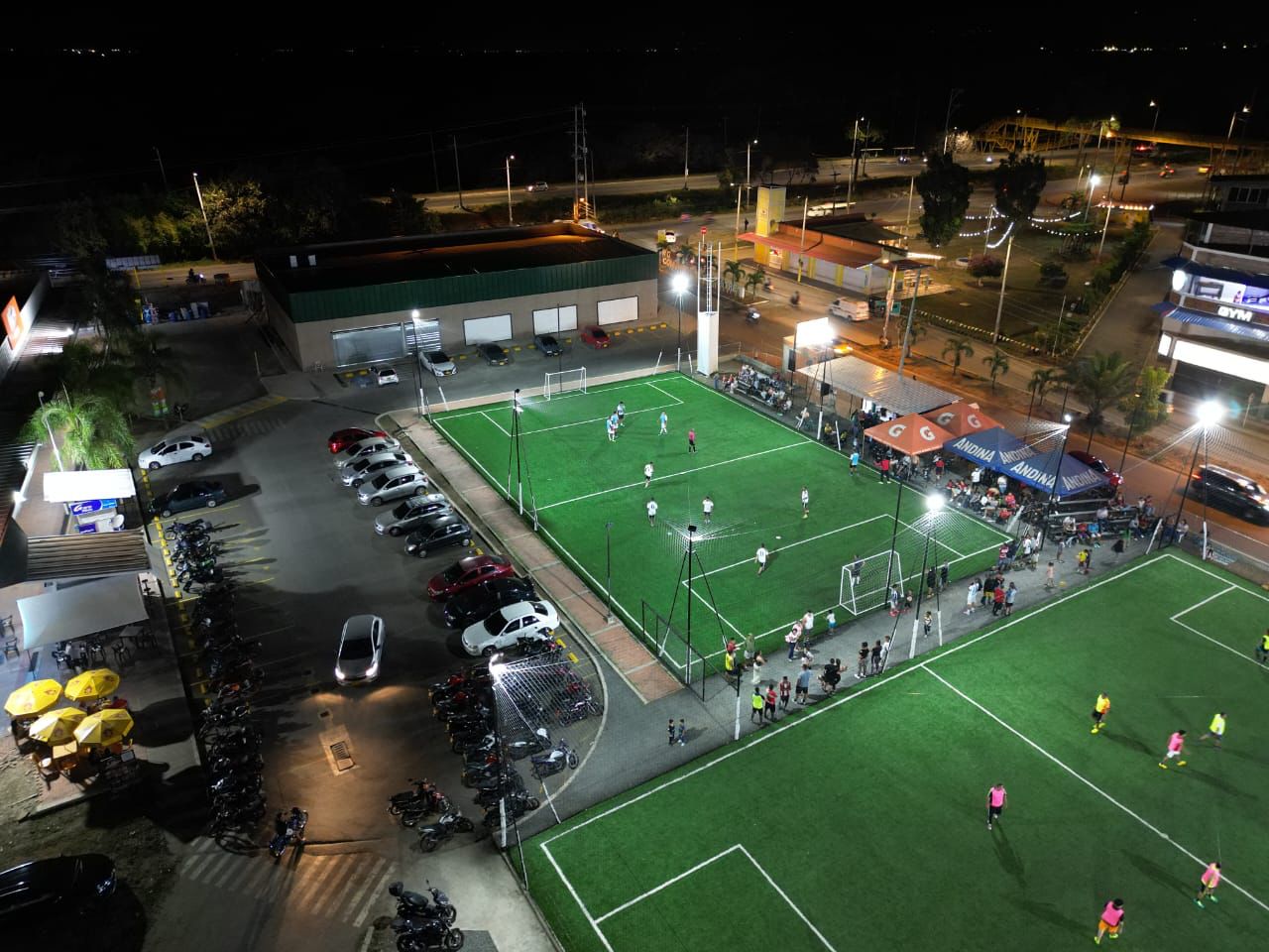 Cancha de fútbol sintético nocturna instalada por AYR Importer Colombia