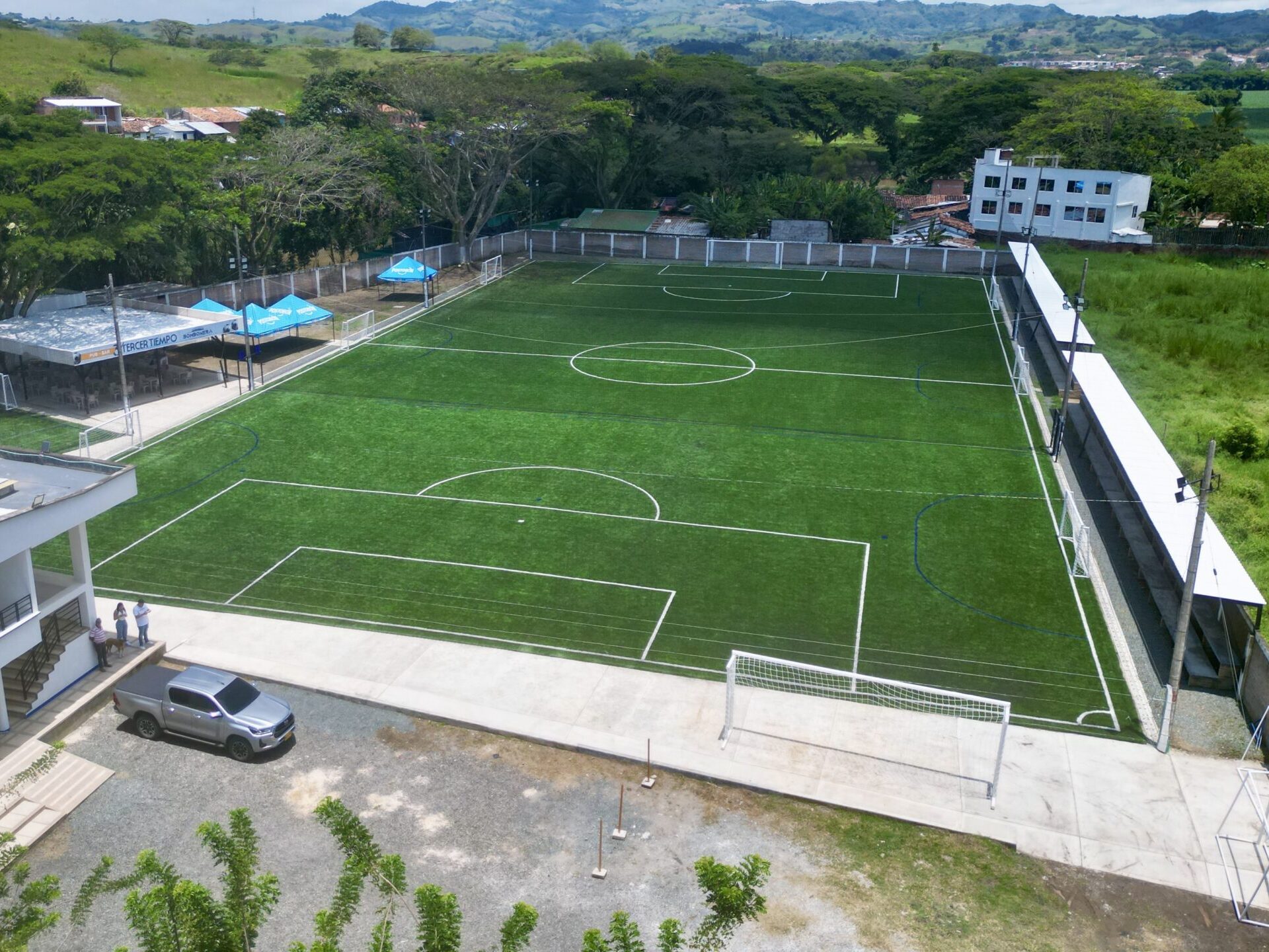 Cancha de fútbol con césped sintético instalada por AYR Gramas en Cali Colombia