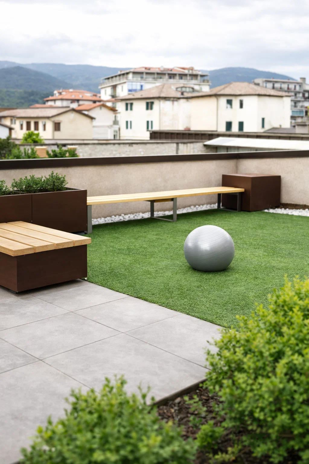 Césped sintético decorativo instalado en jardín residencial en Cali, Colombia