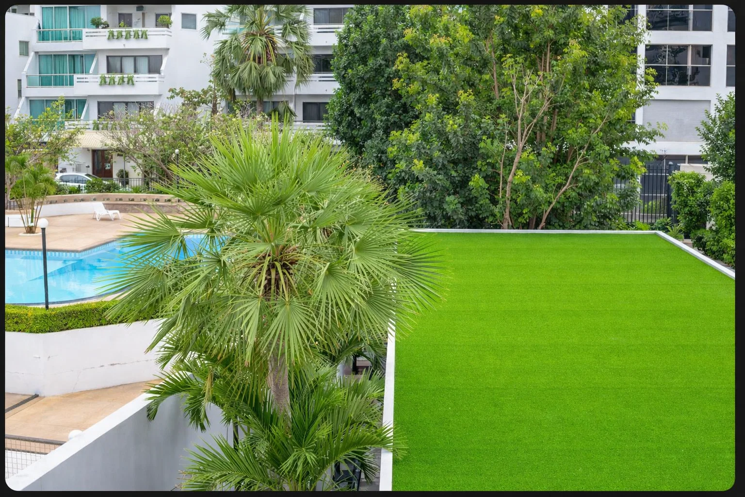 Césped sintético en área de piscina